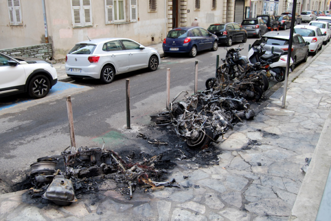 Les motos calcinées rue Laurent Casanova, ce lundi matin. Les motos calcinées rue Laurent Casanova, ce lundi matin.