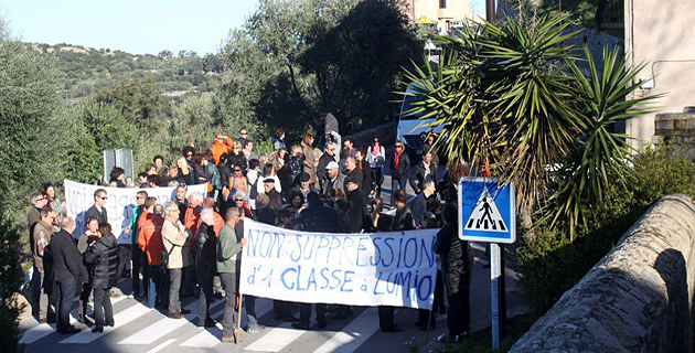 Parents d'élèves en colère à Lumio : Ils bloquent la RN197 pour protester contre la fermeture d'une classe