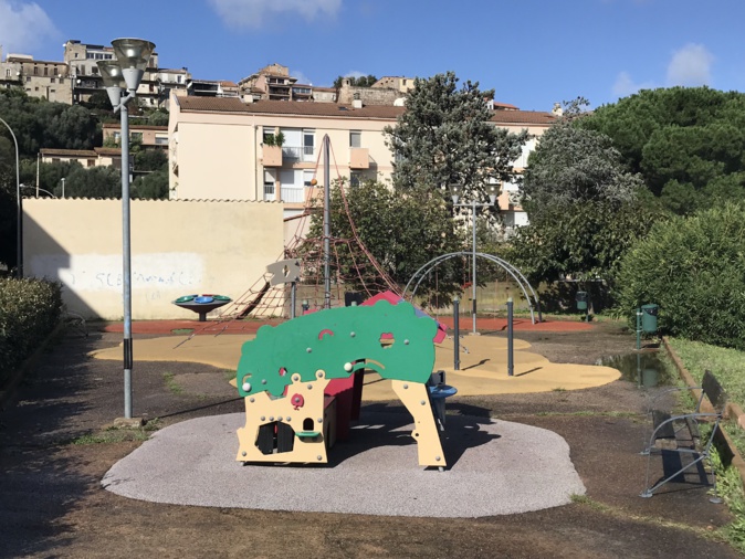 L'aire de jeux de la rue Alessandri à Porto-Vecchio, à côté du bâtiment des douanes. L'aire de jeux de la rue Alessandri à Porto-Vecchio, à côté du bâtiment des douanes.