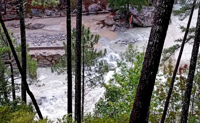 La prise d'eau a été fortement endommagée. La prise d'eau a été fortement endommagée.