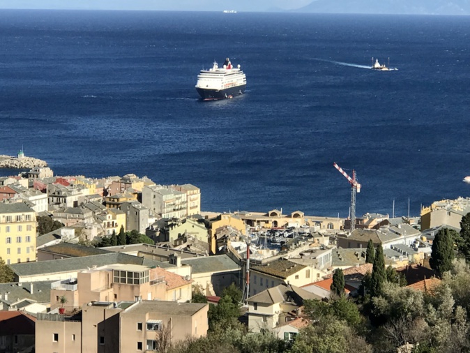 Le Renaissance est un navire de croisière sous pavillon français. Le Renaissance est un navire de croisière sous pavillon français.