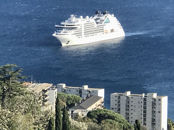 Le Seabourn Ovation est resté toute la journée au même endroit, au large de Bastia. Le Seabourn Ovation est resté toute la journée au même endroit, au large de Bastia.