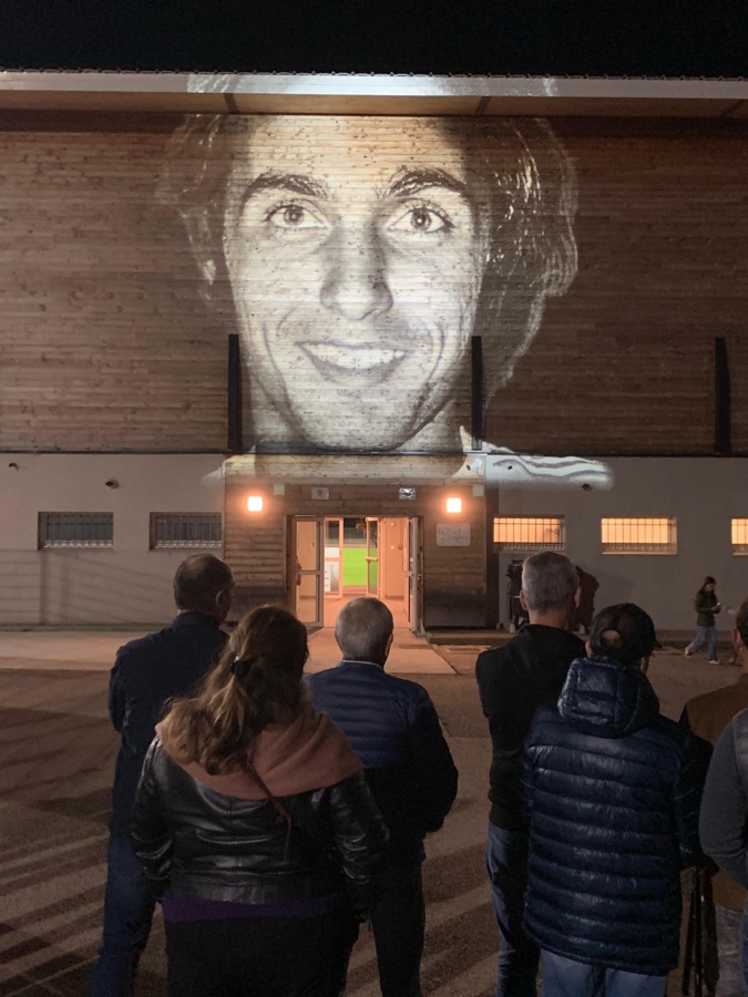 L'image projetée tous les soirs sur le bardage de la tribune de l'enceinte des Quatre-Chemins L'image projetée tous les soirs sur le bardage de la tribune de l'enceinte des Quatre-Chemins