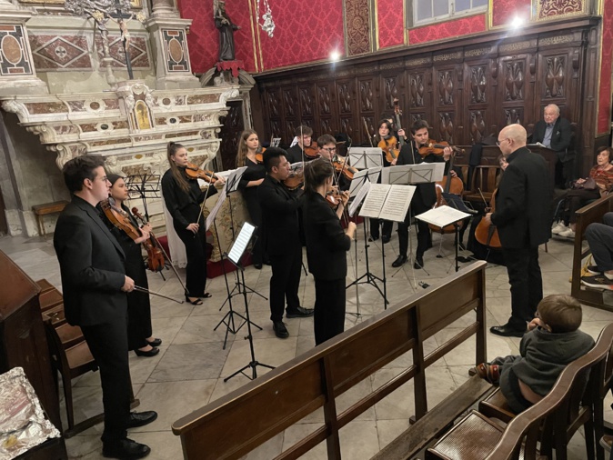 La formation d’instruments à cordes dirigée par le Maestro Danilo Ortelli. La formation d’instruments à cordes dirigée par le Maestro Danilo Ortelli.