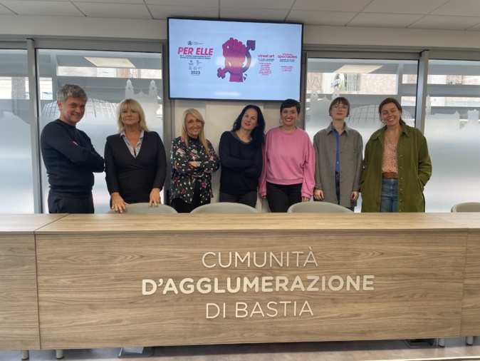 Organisateurs et artistes ont présenté "Per Elle". Organisateurs et artistes ont présenté "Per Elle".