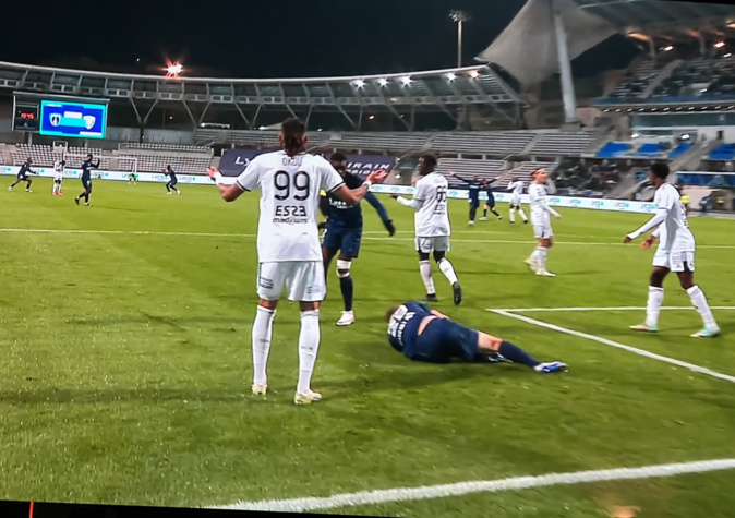 Hamel à terre et penalty pour Paris Hamel à terre et penalty pour Paris