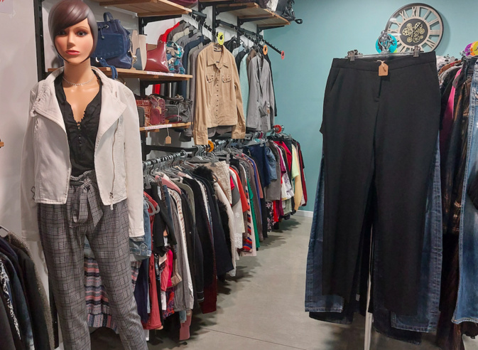 Vous pouvez y retrouver vêtements, sacs à main, écharpes, bijoux fantaisie Vous pouvez y retrouver vêtements, sacs à main, écharpes, bijoux fantaisie