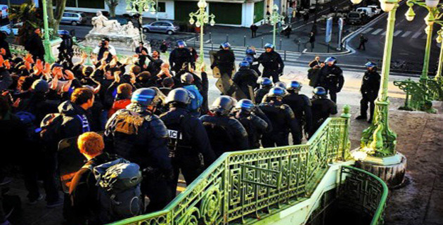 Les jeunes supporters corses parqués à la gare Saint Charles à Marseille. Photo Rumanu Giorgi.