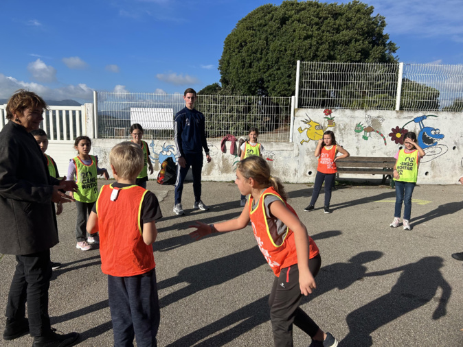 Axel Deschamps participe à la séance d'activité avec les élèves. (Photo : Angelina Rosano) Axel Deschamps participe à la séance d'activité avec les élèves. (Photo : Angelina Rosano)