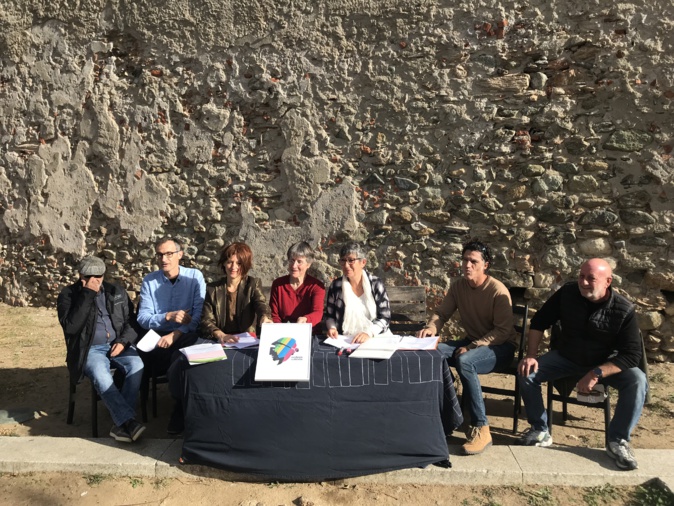 Des membres d'Ecologia Sulidaria se sont réunis mercredi matin au pied de la Citadelle, pour peser médiatiquement sur les débats relatifs à la gestion des déchets en Corse.