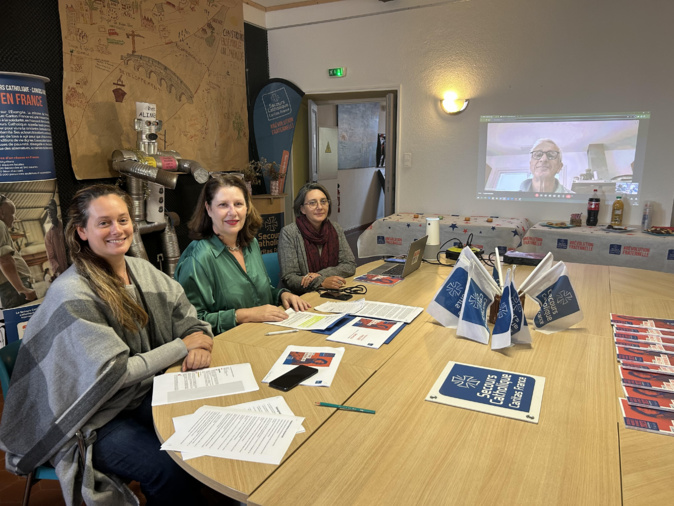 Aurelie Duvivier, Dominique Knezevic, Célia Monnet et Hervé Rameau, en visio-conférence, présentaient le rapport pauvreté du Secours catholique. (Photo : Angelina Rosano)