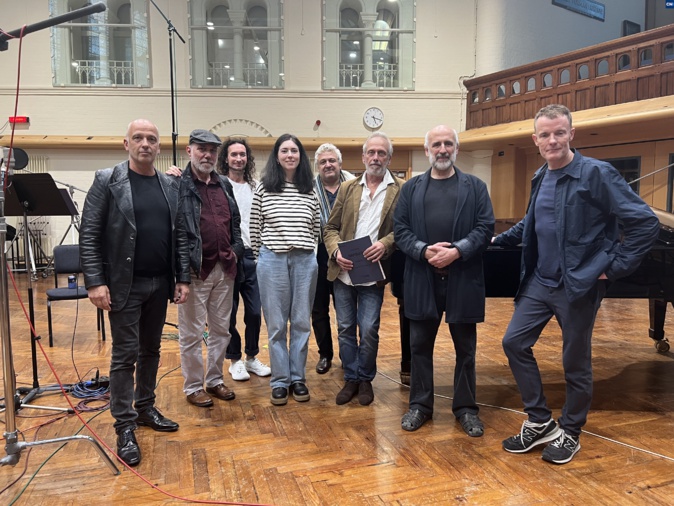 L'ensemble pendant l'enregistrement d'un Kyrie corse interprété à partir d’un manuscrit franciscain datant du XVIIe siècle. L'ensemble pendant l'enregistrement d'un Kyrie corse interprété à partir d’un manuscrit franciscain datant du XVIIe siècle.