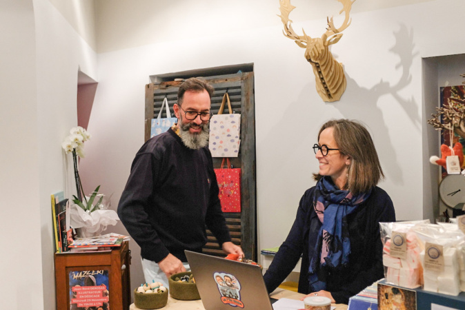 Jean-Christophe et Valérie savourent ces premiers jours dans leur librairie © LH Jean-Christophe et Valérie savourent ces premiers jours dans leur librairie © LH