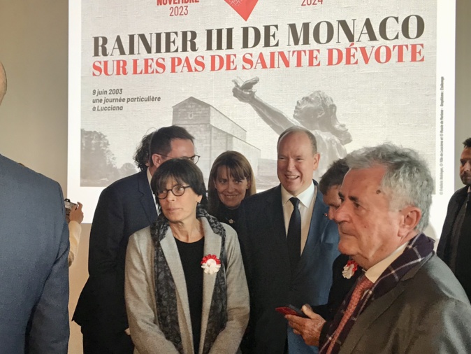 Stéphanie de Monaco et Albert II ont assisté au vernissage de l'exposition, avec le maire de Lucciana (au premier plan).