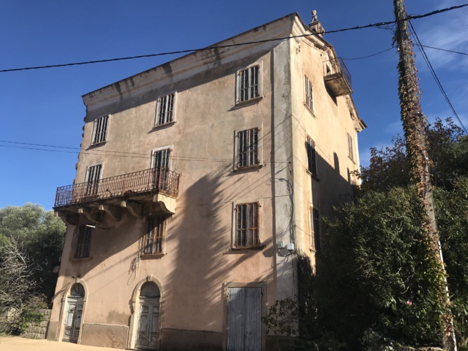 La casa Lanfranchi est située le long de la départementale, à l'entrée de Figari. La casa Lanfranchi est située le long de la départementale, à l'entrée de Figari.