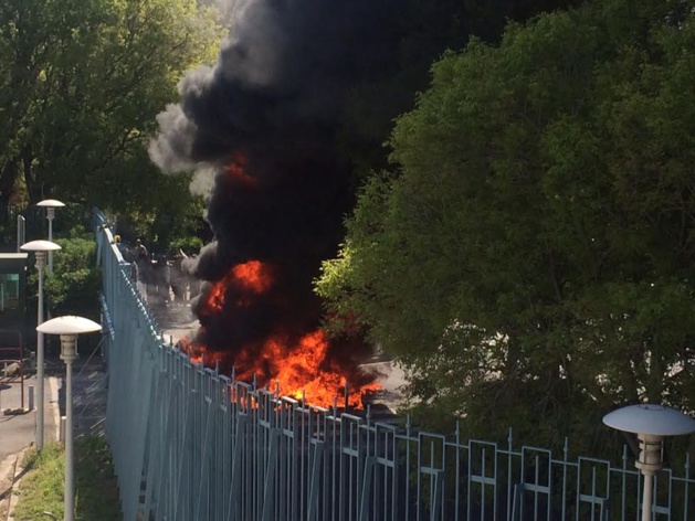 Bastia : Les agriculteurs en colère brûlent des pneus devant la préfecture