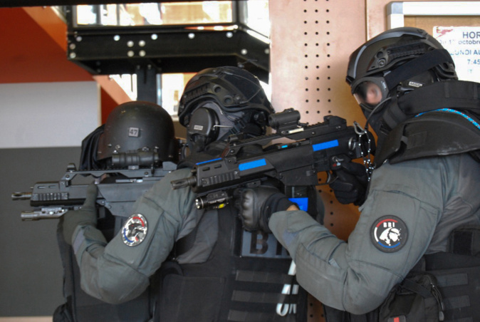 Les hommes de la BRI décident d'intervenir dans le complexe sportif © LH Les hommes de la BRI décident d'intervenir dans le complexe sportif © LH