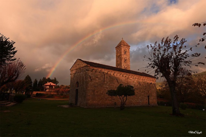 La photo du jour : arc-en-ciel lumineux au-dessus de l'église millénaire de Carbini