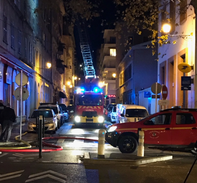 Bastia : combles en feu dans la rue César-Campinchi. Un immeuble évacué Bastia : combles en feu dans la rue César-Campinchi. Un immeuble évacué