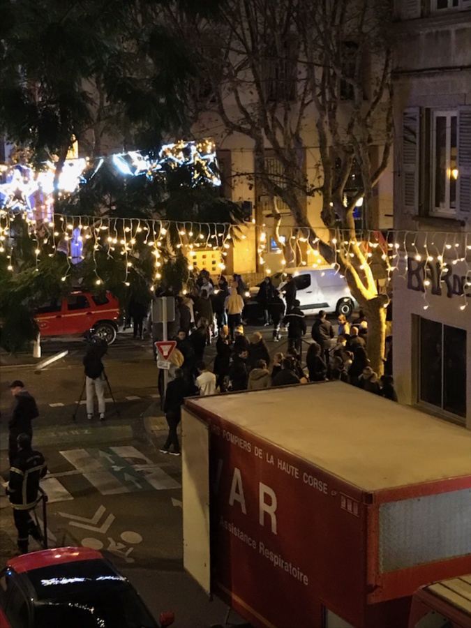 Bastia : combles en feu dans la rue César-Campinchi. Un immeuble évacué Bastia : combles en feu dans la rue César-Campinchi. Un immeuble évacué