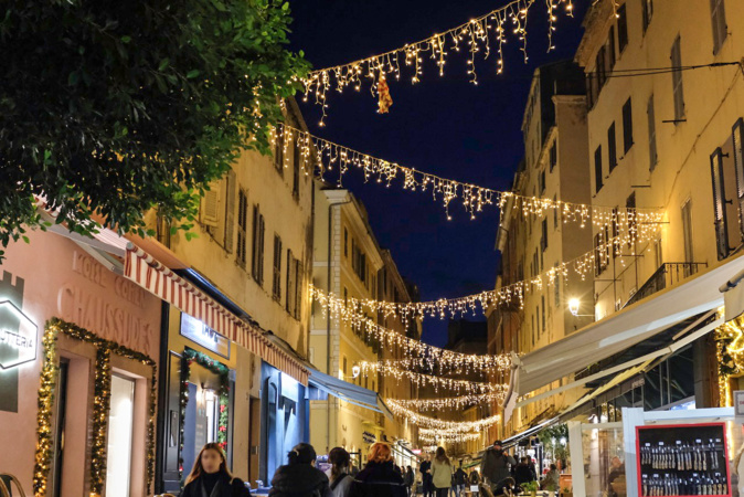 ​À Bastia, les achats de Noël démarrent timidement