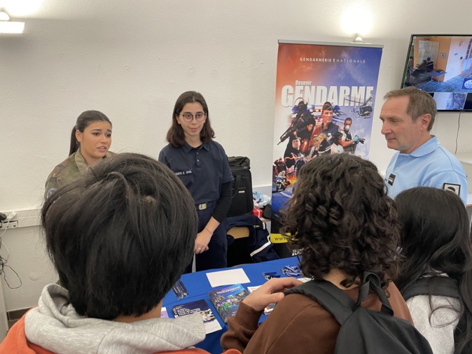 Des élèves du lycée professionnel Jean Nicoli font la présentation de leur filière à des élèves de troisième.