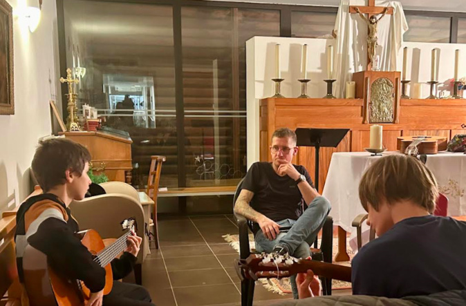 A Vico, les enfants de la Scola di Cantu di i Dui Sorri égaient les résidents de l’EHPAD A Vico, les enfants de la Scola di Cantu di i Dui Sorri égaient les résidents de l’EHPAD