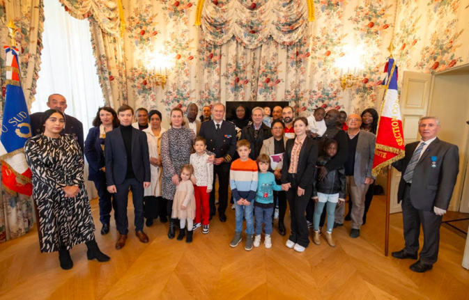 Le préfet de Corse, Amaury de Saint-Quentin avec les 14 personnes qui ont reçu nationalité et la citoyenneté française. Crédit photo Préfecture de Corse-du-Sud