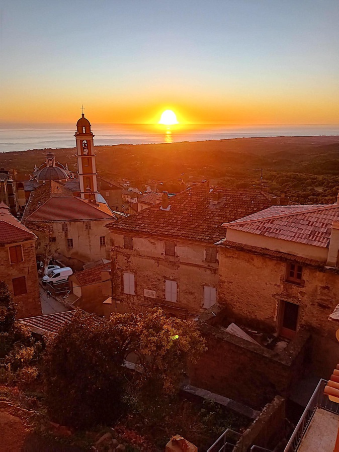 La photo du jour : lever de soleil éblouissant sur Cervioni