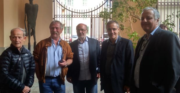 Josep-Maria Terricabras, entouré de José Bové, et des Nationalistes corses : Max Simeoni, Jean-Guy Talamoni et François Alfonsi.