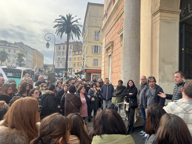 De nombreux agents étaient présents devant la mairie d'Ajaccio pour attendre la décision des élus. De nombreux agents étaient présents devant la mairie d'Ajaccio pour attendre la décision des élus.