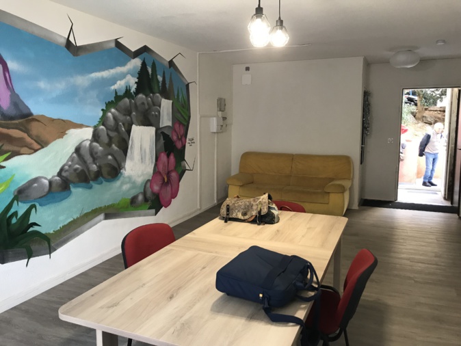 Une fresque a été réalisée par six jeunes en insertion à l'intérieur du local. Une fresque a été réalisée par six jeunes en insertion à l'intérieur du local.