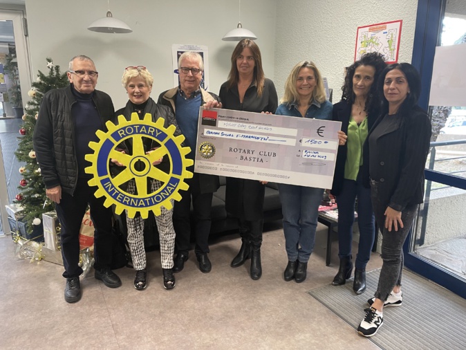 A l'occasion du Marché de Noël du CCAS, le Rotary Club Bastia a remis un chèque de 1500 €. A l'occasion du Marché de Noël du CCAS, le Rotary Club Bastia a remis un chèque de 1500 €.