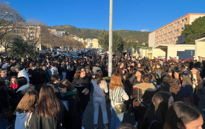 Devant le lycée du Fango à Bastia Devant le lycée du Fango à Bastia