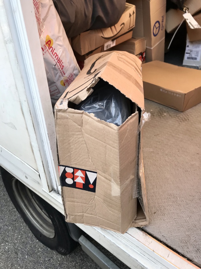 Un transporteur bastiais nous montre un colis éventré, issu de la livraison du jour.