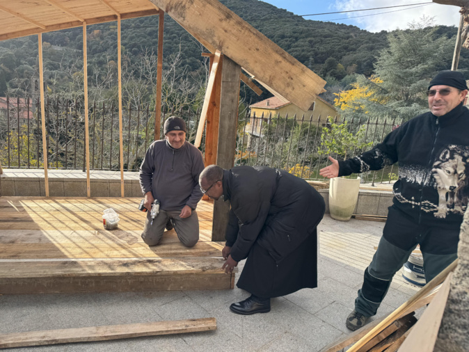 Le père Samuel a apporté son concours à la réalisation de la crèche. Le père Samuel a apporté son concours à la réalisation de la crèche.