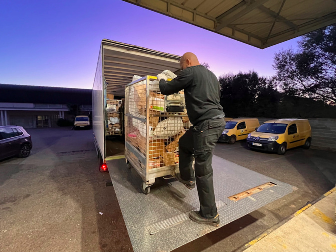 À quelques jours de Noël, c'est le rush à la plateforme de distribution de La Poste de Borgo À quelques jours de Noël, c'est le rush à la plateforme de distribution de La Poste de Borgo