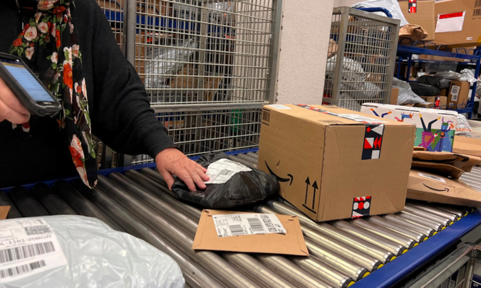 À quelques jours de Noël, c'est le rush à la plateforme de distribution de La Poste de Borgo À quelques jours de Noël, c'est le rush à la plateforme de distribution de La Poste de Borgo