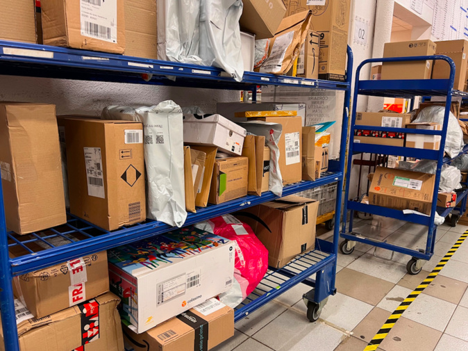 À quelques jours de Noël, c'est le rush à la plateforme de distribution de La Poste de Borgo