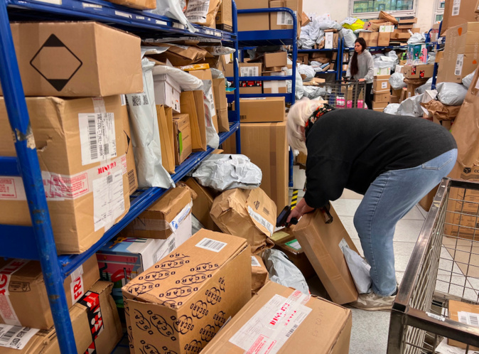 À quelques jours de Noël, c'est le rush à la plateforme de distribution de La Poste de Borgo À quelques jours de Noël, c'est le rush à la plateforme de distribution de La Poste de Borgo