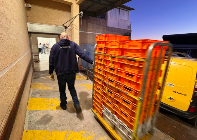À quelques jours de Noël, c'est le rush à la plateforme de distribution de La Poste de Borgo À quelques jours de Noël, c'est le rush à la plateforme de distribution de La Poste de Borgo