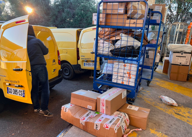 À quelques jours de Noël, c'est le rush à la plateforme de distribution de La Poste de Borgo À quelques jours de Noël, c'est le rush à la plateforme de distribution de La Poste de Borgo