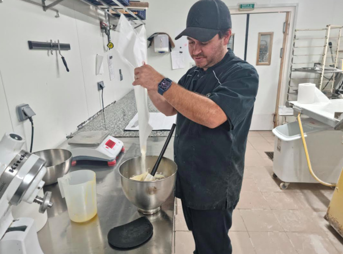 Didier Leoncini dévoile la recette de sa bûche de Noël chantilly- fraises Didier Leoncini dévoile la recette de sa bûche de Noël chantilly- fraises