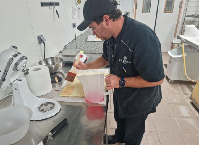 Imbibez votre biscuit de sirop à l'aide d'un gros pinceau. Imbibez votre biscuit de sirop à l'aide d'un gros pinceau.