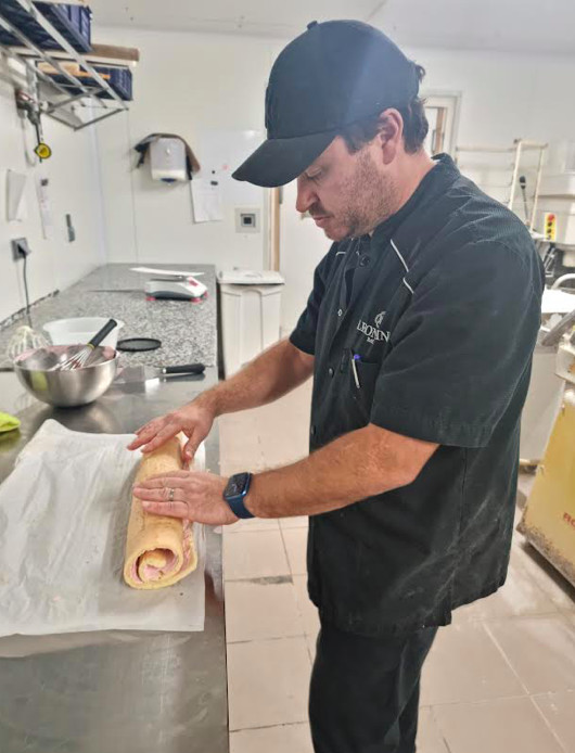 Roulez votre bûche en la maintenant bien serrée à l'aide du papier