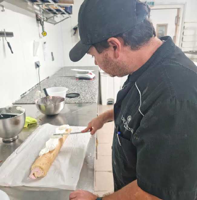 Didier Leoncini dévoile la recette de sa bûche de Noël chantilly- fraises