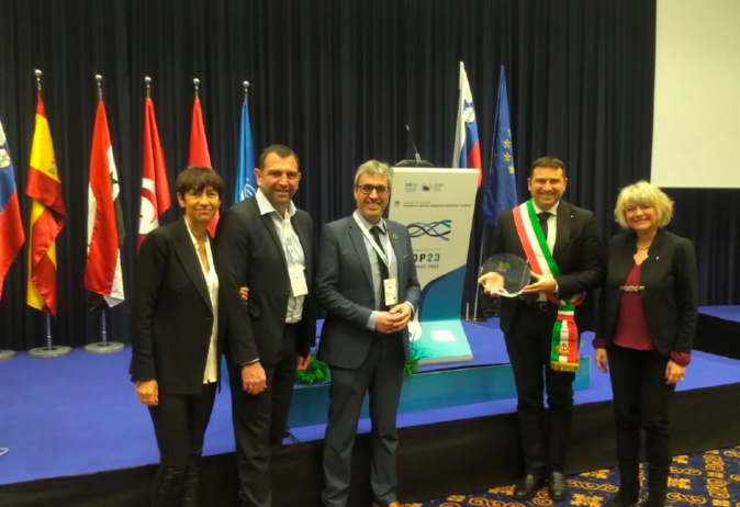 le Maire de Bonifacio Jean-Charles et son Adjointe à l'Environnement Marie-Josée Culioli-Vichera avec le Secrétaire Général de Med Cities Josep Canaps Molina et Mario Mascia, Adjoint au Maire de Gênes et sa collaboratrice