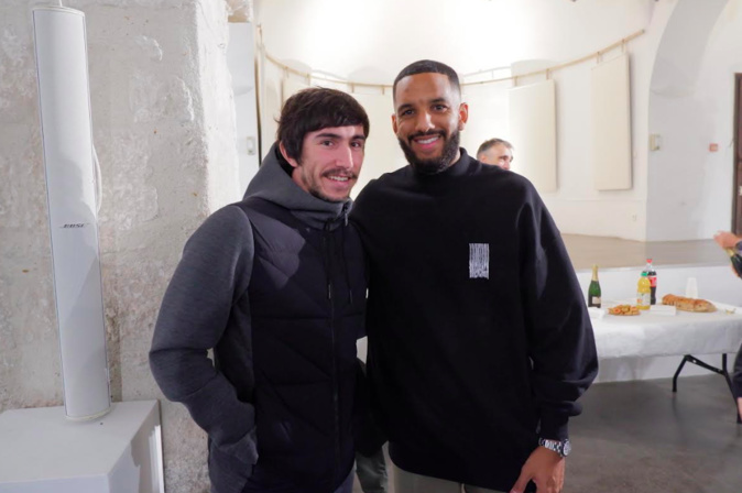 Ce jeudi en soirée Christopher Ibayi a été l’hôte d’honneur de la Commune de Bonifacio dont il a reçu la médaille d’argent de la Ville remise par le maire Jean-Charles Orsucci en présence de sa famille et du défenseur central du SCB Dumé Guidi.