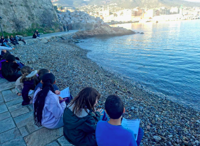 Dès la convention signée, les élèves ont déjà investi les lieux pour une séance de travail Dès la convention signée, les élèves ont déjà investi les lieux pour une séance de travail