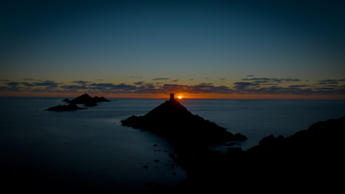 La photo du jour : quand le soleil descend sur les Sanguinaires La photo du jour : quand le soleil descend sur les Sanguinaires